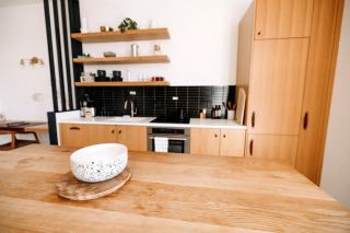 Cuisine bois : quelles essences, quels styles, quel entretien ?