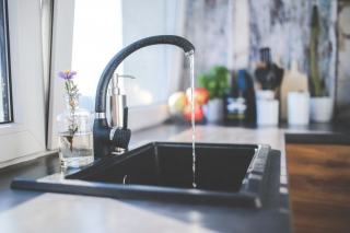 Robinet cuisine : mitigeur, douchette et finitions